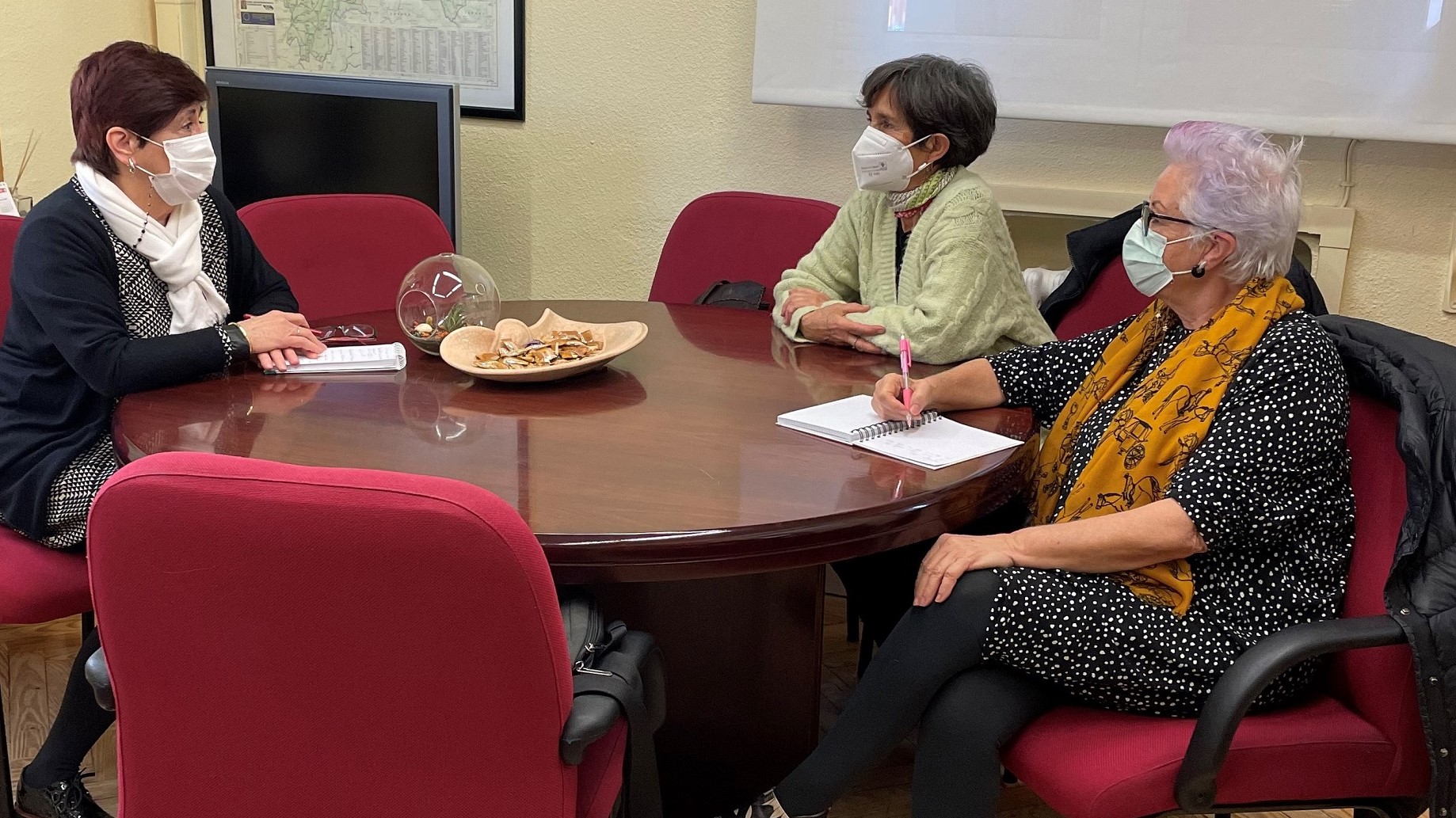 María Castillo y Blanca Calvo, de la Asociación Derecho a Morir Dignamente, en su reunión con la delegada de Sanidad de Guadalajara, Margarita Gascueña.