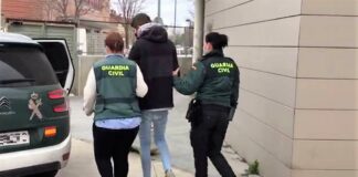 A la fuga en un control dejando heridos… y detenido tras un mes de buscarle la Guardia Civil El detenido, a la salida del cuartel de la Guardia Civil de Azuqueca.