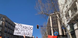 La nutrida concentración ante la sede del PP ha cortado también este domingo la calle Génova. (Foto: EP)
