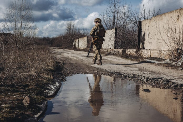 Un soldado ucraniano, en la frontera. (Foto: Diego Herrera / EP)