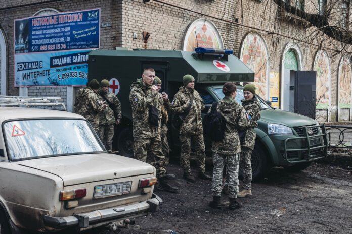 Soldados del ejército ucraniano, a 23 de febrero de 2022, en Chasiv Yar, Oblast de Donetsk (Ucrania). (Foto: Diego Herrera / Europa Press)