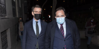 Feijóo y Paco Nuñez, en el exterior de la sede nacional del PP el 23 de febrero de 2022. (Foto: EP)