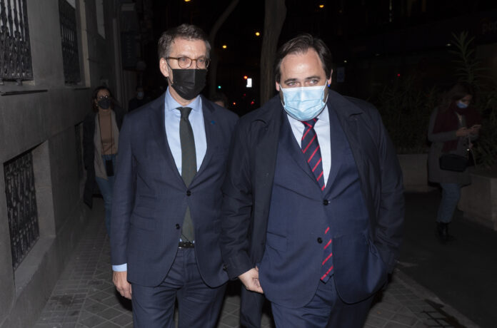 Feijóo y Paco Nuñez, en el exterior de la sede nacional del PP el 23 de febrero de 2022. (Foto: EP)