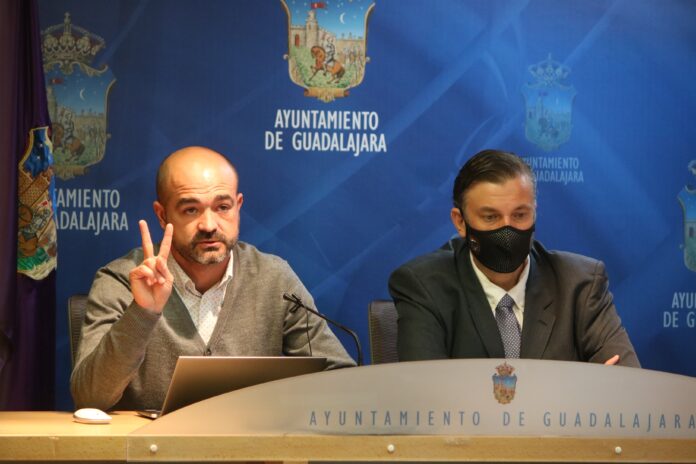 Israel Marco y Fernando Parlorio durante la rueda de prensa del 24 de febrero de 2022 en el Ayuntamiento de Guadalajara.