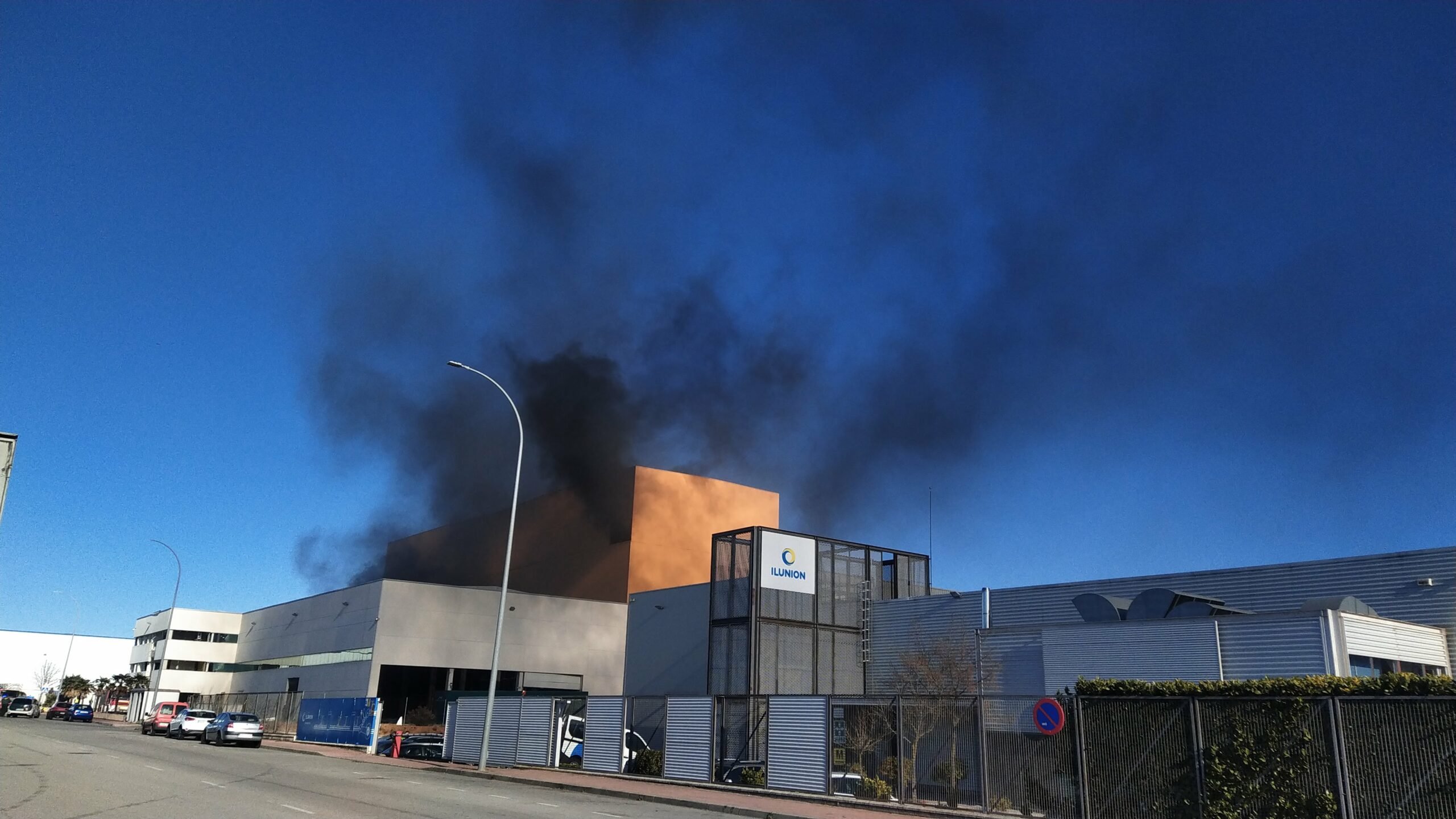 Vista general de la nave que puede caer en cualquier momento, durante el incendio registrado el 1 de febrero de 2022. (Foto: La Crónic@)