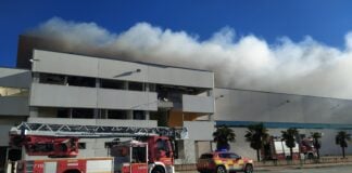 Los bomberos han comenzado a atajar el siniestro en el polígono de Cabanillas poco antes de las cuatro de la tarde de este 1 de febrero de 2022. (Foto: La Crónic@)