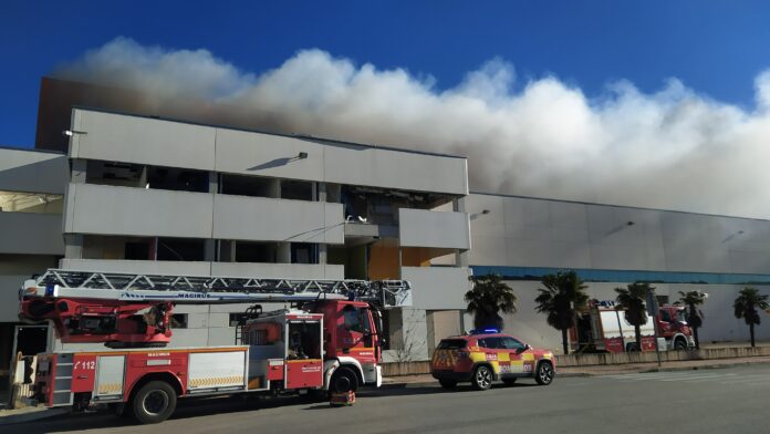 Los bomberos han comenzado a atajar el siniestro en el polígono de Cabanillas poco antes de las cuatro de la tarde de este 1 de febrero de 2022. (Foto: La Crónic@)