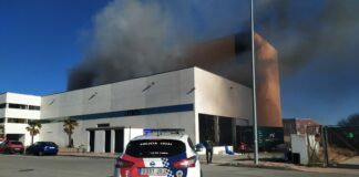 Vista general de la nave que puede caer en cualquier momento, durante el incendio registrado el 1 de febrero de 2022. (Foto: La Crónic@)