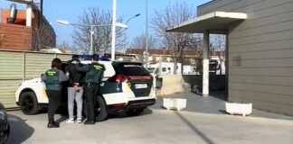 Uno de los detenidos, tras su paso por el cuartel de la Guardia Civil de Azuqueca.