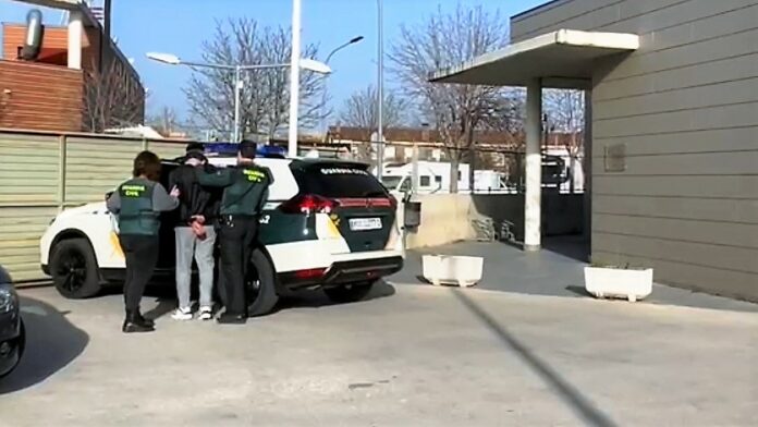 Uno de los detenidos, tras su paso por el cuartel de la Guardia Civil de Azuqueca.