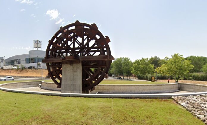 La noria de la glorieta de los Agricultores, inmóvil y seca.