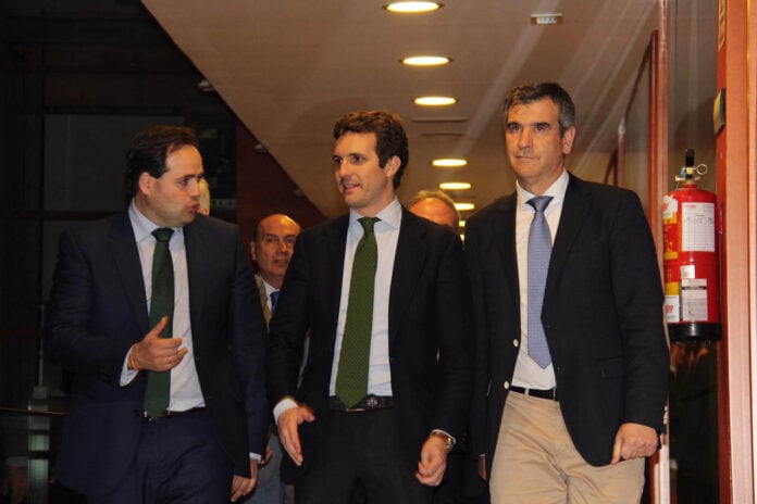 Núñez, Casado y Román durante una visita al CEEI e3n enero de 2019, meses antes de la derrota electoral en las municipales.