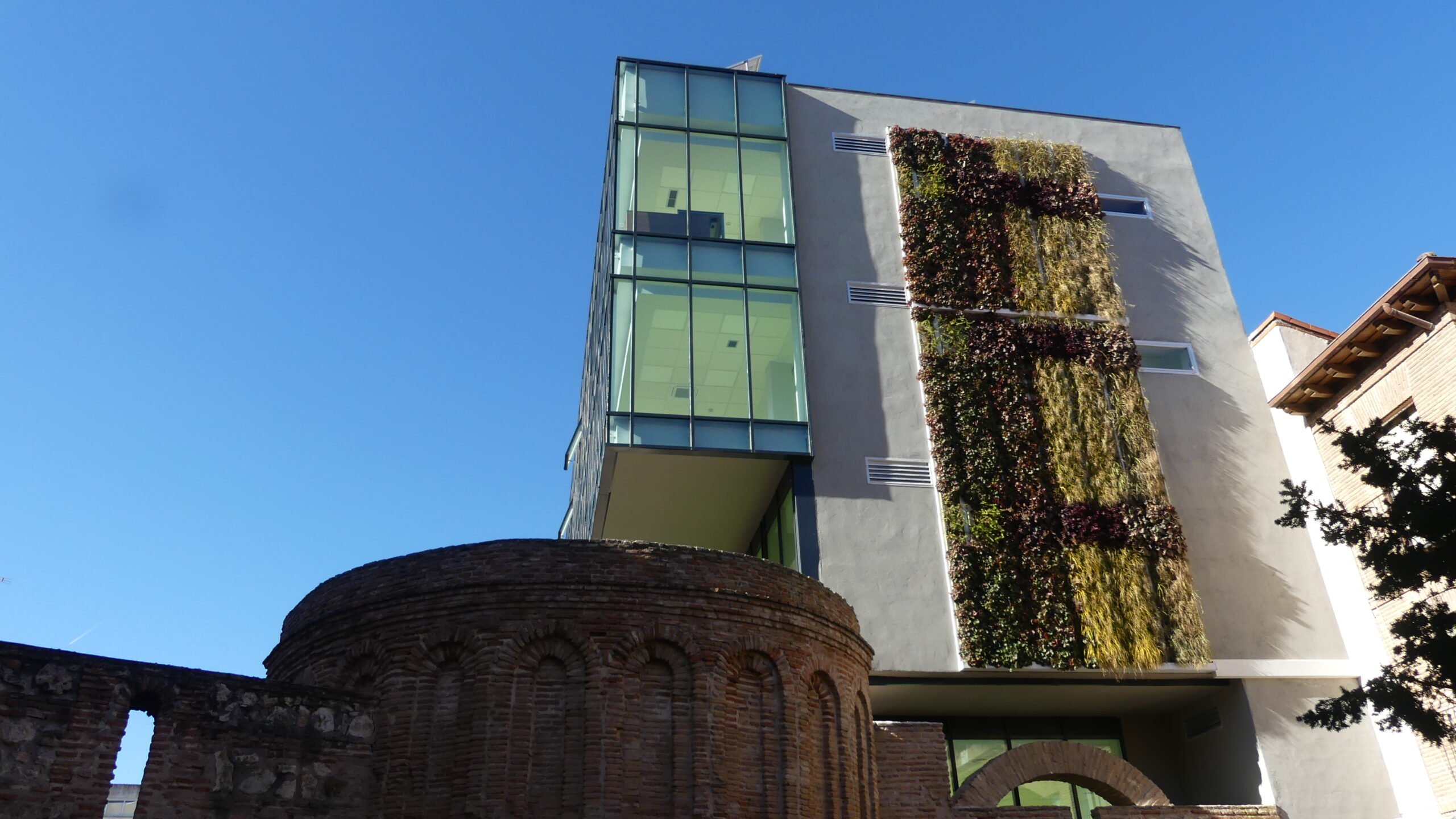 A la altura de la segunda ventana lateral es por dónde se vierte el agua empleada para regar el jardín vertical. (Foto: La Crónic@)