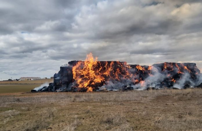 Pacas de paja ardiendo en la provincia de Guadalajara.
