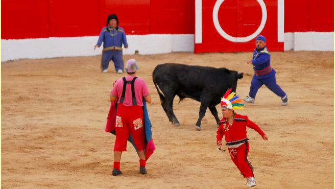 Parodia taurina con personas de baja estatura en 2010.