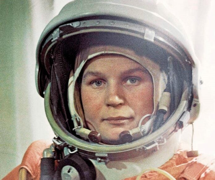 Valentina Tereshkova enfundada en su traje espacial tenia 27 años
