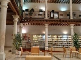 Patio interior de la Biblioteca de Dávalos, a cubierto de la lluvia de este Día de la Poesía. (Foto: La Crónic@)