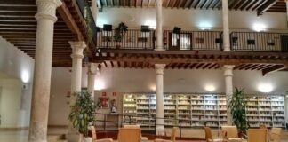 Patio interior de la Biblioteca de Dávalos, a cubierto de la lluvia de este Día de la Poesía. (Foto: La Crónic@)