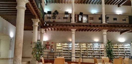 La Junta te ofrece una agenda cultural por Internet que pocos conocen por ahora Patio interior de la Biblioteca de Dávalos, a cubierto de la lluvia de este Día de la Poesía. (Foto: La Crónic@)