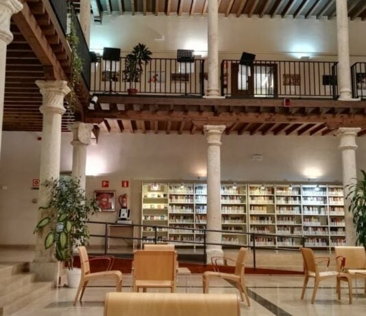 Patio interior de la Biblioteca de Dávalos, a cubierto de la lluvia de este Día de la Poesía. (Foto: La Crónic@)