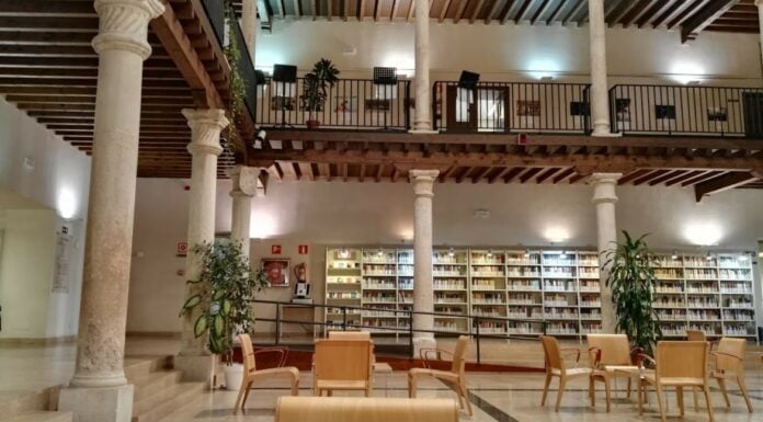 La Junta te ofrece una agenda cultural por Internet que pocos conocen por ahora Patio interior de la Biblioteca de Dávalos, a cubierto de la lluvia de este Día de la Poesía. (Foto: La Crónic@)