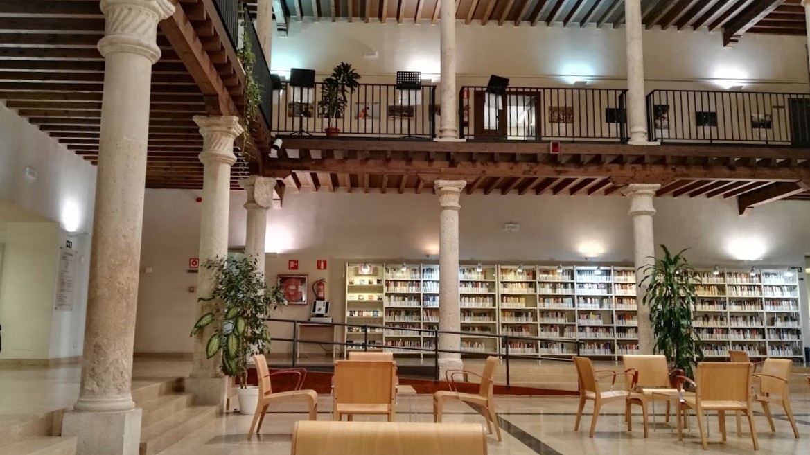 Patio interior de la Biblioteca de Dávalos, a cubierto de la lluvia de este Día de la Poesía. (Foto: La Crónic@)