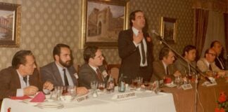 Bono, en Guadalajara y en fotografía de Alfonso Reyes, en un acto del PSOE en 1983. Junto a él, en la mesa, políticos de diferente trayectoria como Javier García Breva, Jesús Canfrán, Javier Irizar y, como invitado nacional, Javier Moscoso.