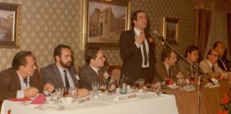 Bono, en Guadalajara y en fotografía de Alfonso Reyes, en un acto del PSOE en 1983. Junto a él, en la mesa, políticos de diferente trayectoria como Javier García Breva, Jesús Canfrán, Javier Irizar y, como invitado nacional, Javier Moscoso.
