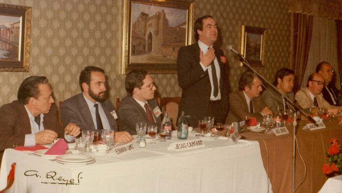Bono, en Guadalajara y en fotografía de Alfonso Reyes, en un acto del PSOE en 1983. Junto a él, en la mesa, políticos de diferente trayectoria como Javier García Breva, Jesús Canfrán, Javier Irizar y, como invitado nacional, Javier Moscoso.