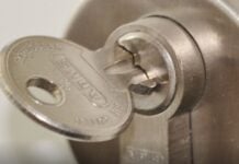 Una llave especial y un buen golpe vale, según en qué manos, para abrir casi cualquier puerta.