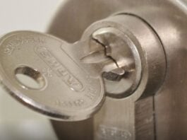 Una llave especial y un buen golpe vale, según en qué manos, para abrir casi cualquier puerta.