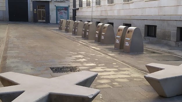 Hilera de contenedores soterrados en Lope de Haro, en el centro de Guadalajara. (Foto: La Crónic@)