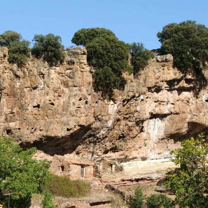 En estos paredones de caliza próximo a Anguita se encuentran las conocidas como Cuevas del Cid.