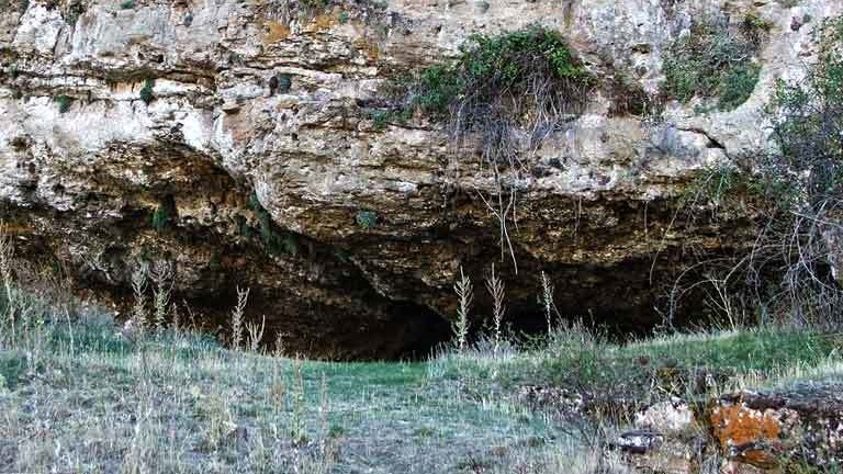 Entrada a una de las Cuevas del Cid, en Anguita.