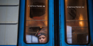 Un niño en Desplazados en la estación de Lviv, en Leópolis (Ucrania). (Foto: Alejandro Martínez Vélez / Europa Press)