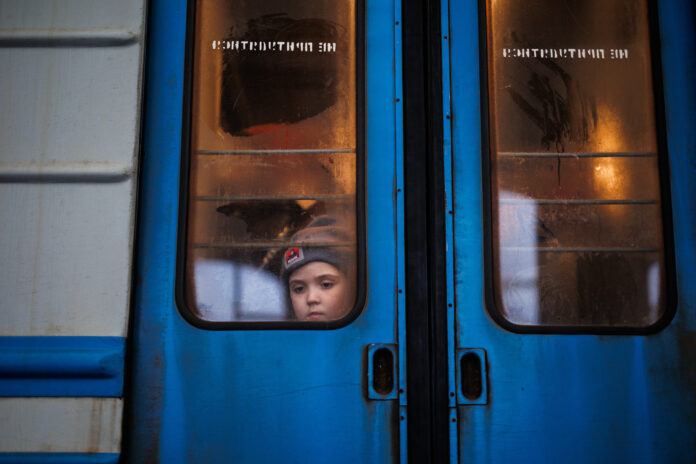 Un niño en Desplazados en la estación de Lviv, en Leópolis (Ucrania). (Foto: Alejandro Martínez Vélez / Europa Press)