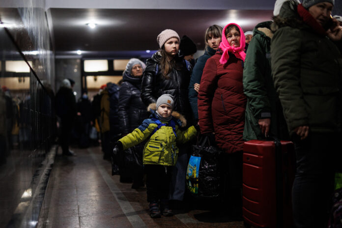 Desplazados en la estación de Lviv, en Leópolis (Ucrania). (Foto: Alejandro Martínez Vélez / Europa Press)