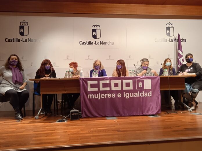 Mesa redonda en CCOO de Guadalajara sobre desigualdad, en marzo de 2022.