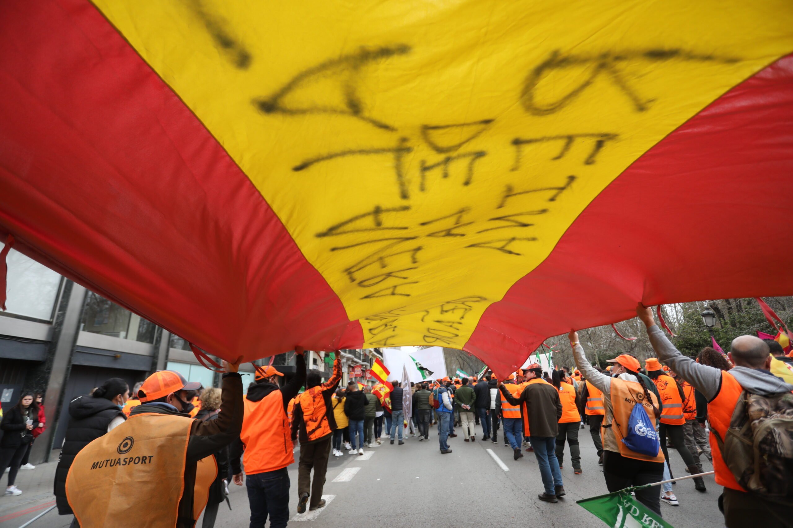 Varios manifestantes, bajo una bandera de España, con Talavera de la Reina escrito, en la marcha ‘20M’. (Foto: Isabel Infantes / EP)