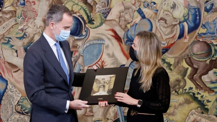 felipe-vi-merino La alcaldesa. María Jesús Merino, ha hecho entrega a Felipe VI de un grabado que reproduce uno de los rincones más conocidos y bellos de Sigüenza.