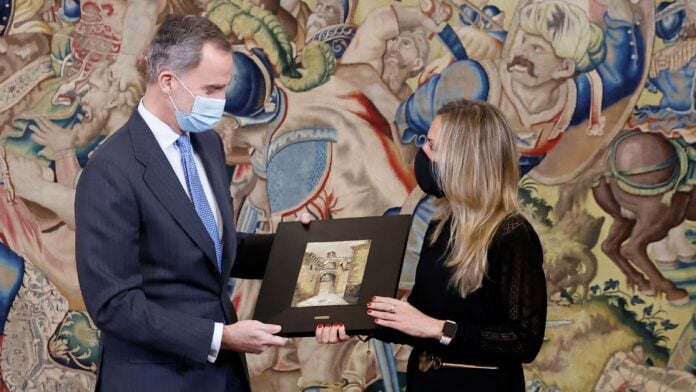 La alcaldesa. María Jesús Merino, ha hecho entrega a Felipe VI de un grabado que reproduce uno de los rincones más conocidos y bellos de Sigüenza.