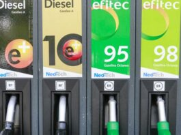 Surtidores de carburante en una gasolinera.