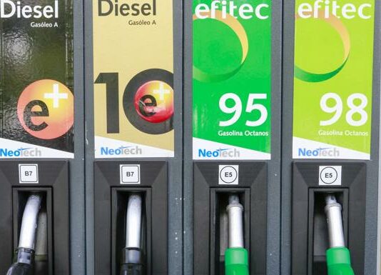 Surtidores de carburante en una gasolinera.