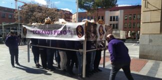 Los costaleros, al comienzo de su ensayo solidario este 13 de marzo de 2022 en Guadalajara. (Foto: La Crónic@)
