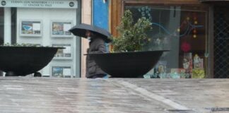 Los paraguas han asomado de nuevo, junto con la lluvia, este lunes en Guadalajara. (Foto: La Crónic@)