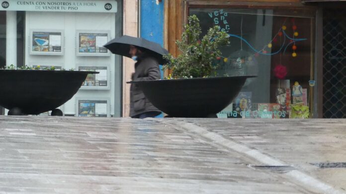 Los paraguas han asomado de nuevo, junto con la lluvia, este lunes en Guadalajara. (Foto: La Crónic@)