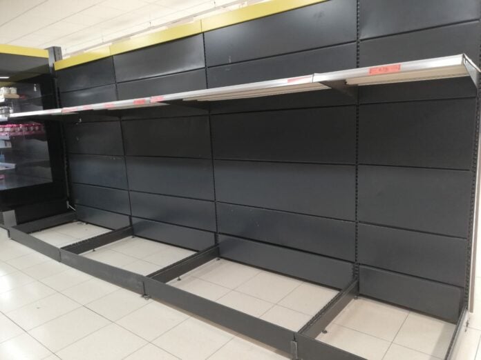 Estanterías vacías de leche en un conocido supermercado de Guadalajara el lunes, 21 de marzo de 2022. (Foto: La Crónic@)