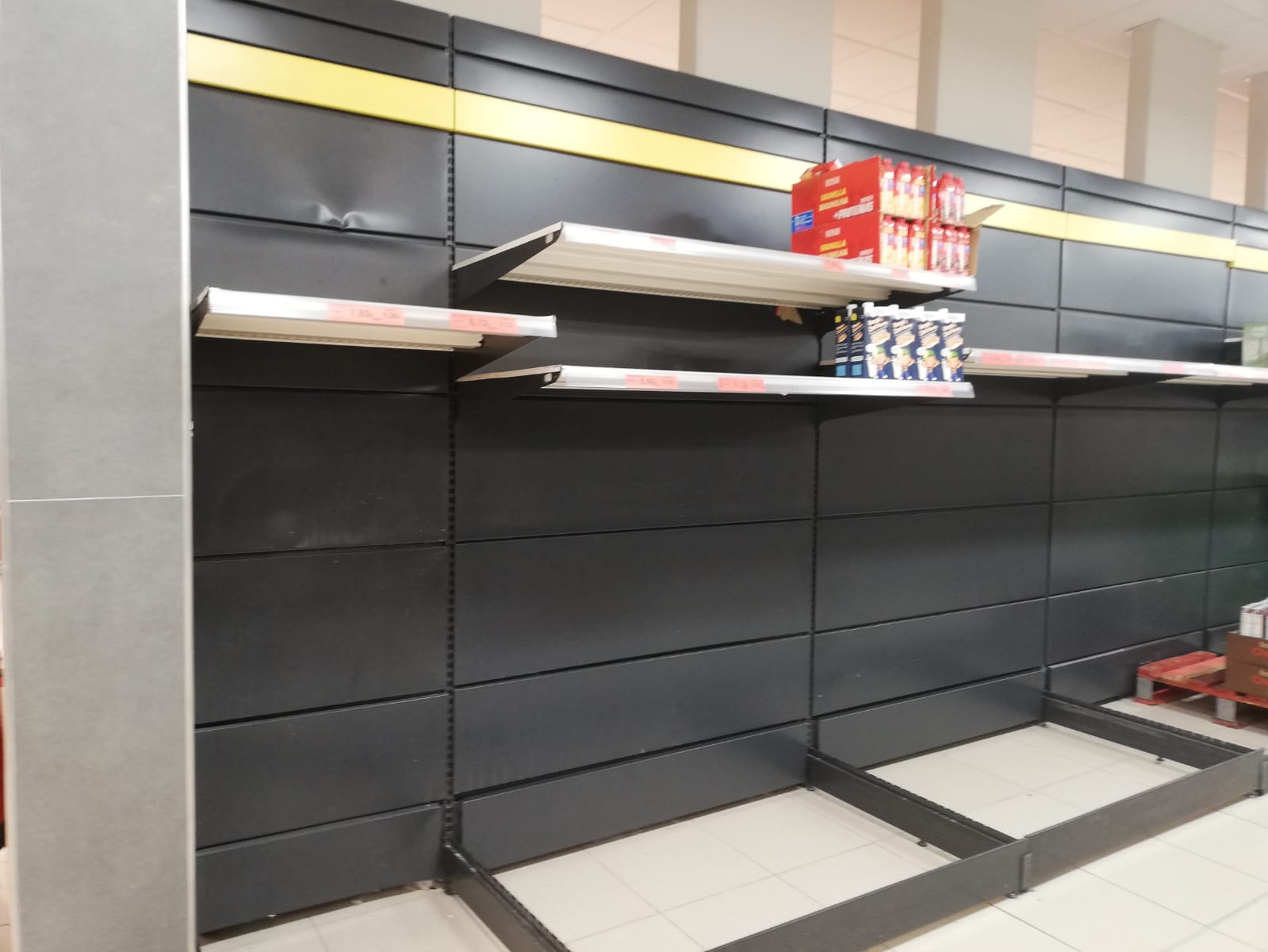 Estanterías vacías de leche en un conocido supermercado de Guadalajara el lunes, 21 de marzo de 2022. (Foto: La Crónic@)