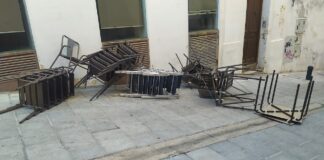 Mesas y sillas de un bar de la Calle Mayor, arrasados durante la madrugada. (Foto: La Crónic@)