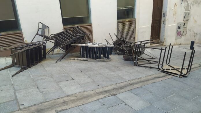 Mesas y sillas de un bar de la Calle Mayor, arrasados durante la madrugada. (Foto: La Crónic@)